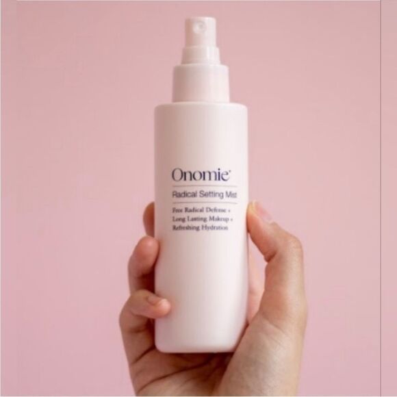 ONOMIE RADICAL SETTING MIST LONG LASTING REVOLVE 5 ⭐️ 159ml 37.00 - Picture 2 of 5